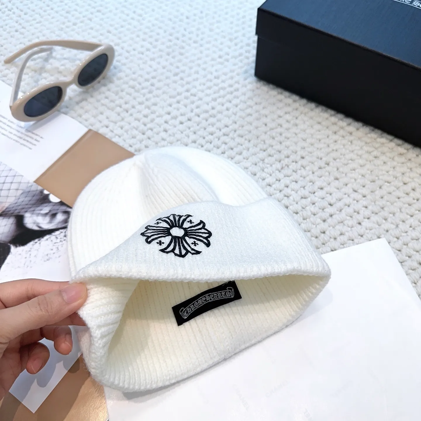 P46 🤍Chrome hearts new autumn and winter cross knitted hat🧶 One of the must-have hats in autumn and winter~ It really looks good on whoever wears it~, it is also a perfect match in black and white and gray in autumn~